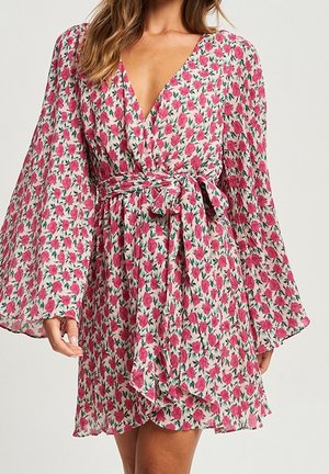 Blumenkleid mit einem rosa Rosenmuster auf weißem Hintergrund, mit Glockenärmeln, einem tiefen V-Ausschnitt und einem gebundenen Gürtel in der Taille.