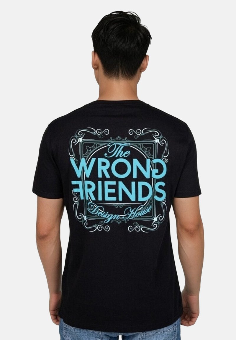 Musta puuvillapaita, jossa on suuri turkoosi graafinen kuva selässä ja teksti "The WRONG FRIENDS Design House" koristeellisin yksityiskohdin.