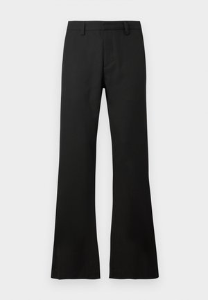 Juodos platėjančios kelnės, pagamintos iš lygaus audinio su struktūruota liemens juosta, turinčios priekines kišenes ir šiek tiek blizgų paviršių.