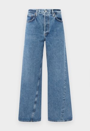 Jean en denim bleu à jambe large avec taille haute, fermeture à bouton et poches avant. Le tissu a une texture subtile et une finition décolorée.