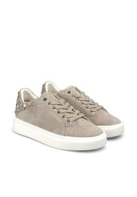 Sneakers in suede grigio con una texture liscia, dotati di una suola in gomma bianca e borchie argentate sul tallone per un tocco di dettaglio.