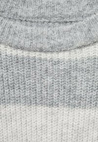 Grå och vit randig stickad tyg med ribbad struktur, mjuk yta och rund halsringning. Ränderna varierar i bredd.