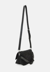 Schwarze Schultertasche aus strukturiertem Material mit floralem Muster. Sie verfügt über einen langen Riemen und eine Kettenakzentuierung, um zusätzliche Details zu bieten.