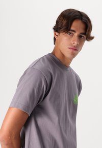 HUF GLOW TEE UNISEX - T-Shirt print - light plum