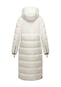 Gevoerde jas in lichtwit met een capuchon, lange mouwen en zip-sluitingen; heeft horizontale quiltpatronen en contrasterende accenten.