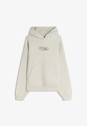 Haut à capuche gris clair avec une poche kangourou à l'avant, des poignets côtelés et un logo imprimé sur la poitrine avec un motif de feuillage. Texture douce.