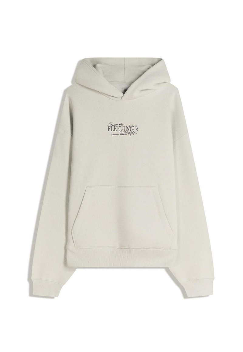 Hoodie grigio chiaro con tasca a kangaroo frontale, polsini a costina e un logo con design di foglie stampato sul petto. Texture morbida.