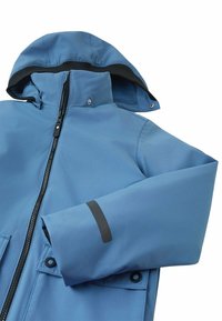 Giacca impermeabile blu con cappuccio, dotata di chiusura con zip e dettagli neri sulla manica. Presentazione in piano su uno sfondo bianco.