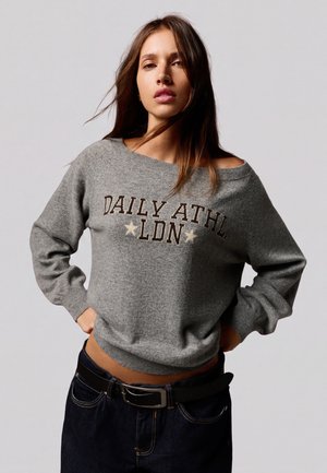 Bershka, GRAPHIC BOAT NECK - SWEATER - Maglione - grey