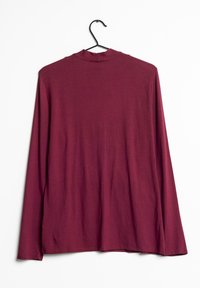 Bordowa bluzka z długim rękawem zawieszona na wieszaku. Posiada wysoki dekolt oraz miękki, lekko teksturowany materiał. Prosty fason bez widocznych wzorów.