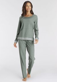 Grüner Langarm-Pyjama-Oberteil mit weit ausgeschnittenem Hals, kombiniert mit passenden Hosen. Beide Teile haben dezente weiße Streifen an den Bündchen und am Saum.