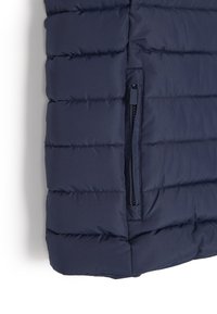 Granatowa ocieplana kamizelka z pikowanym wzorem, z boczną kieszenią na zamek błyskawiczny i gładką teksturą materiału. Bez dodatkowych ozdób.