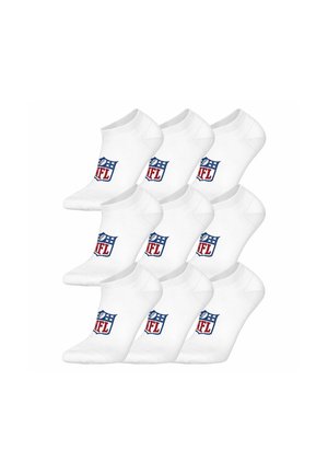 Ni par hvide ankelsokker med NFL-logoet trykt på forsiden, arrangeret i et 3x3 gitter på en hvid baggrund.