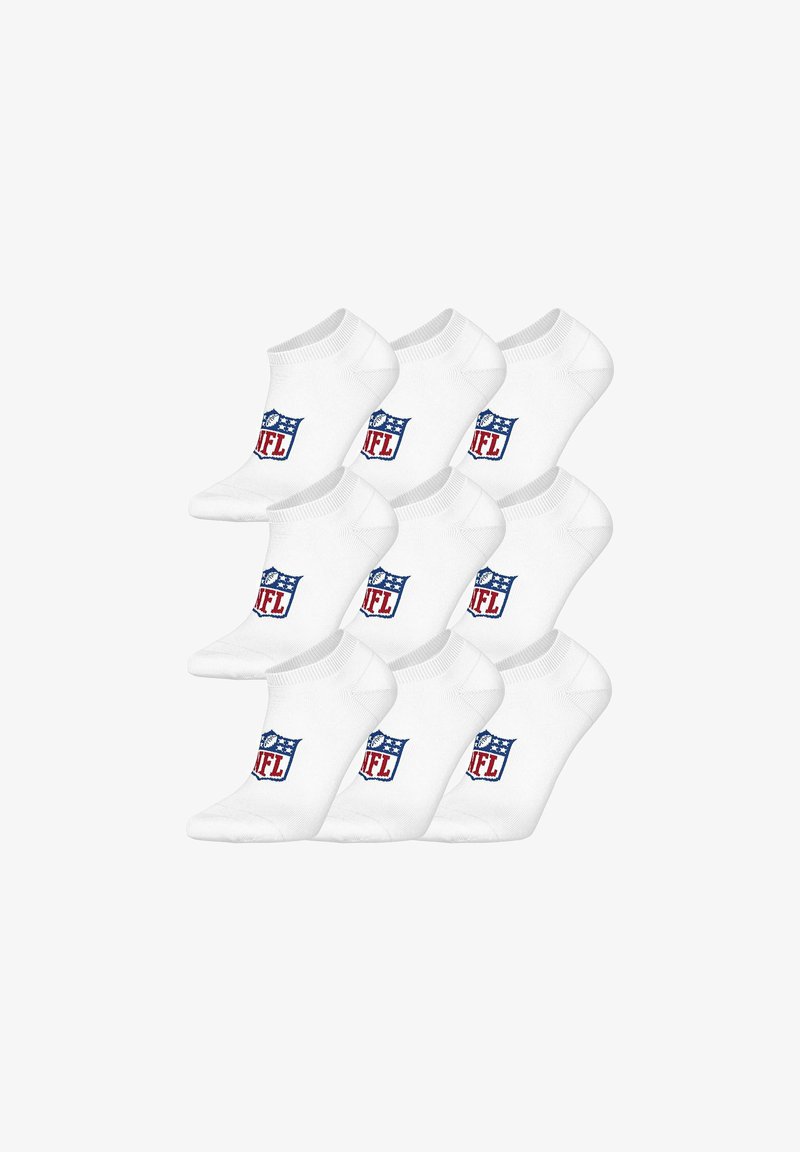 Ni par hvide ankelsokker med NFL-logoet trykt på forsiden, arrangeret i et 3x3 gitter på en hvid baggrund.
