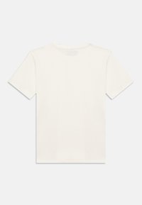 Λευκό βαμβακερό t-shirt με κοντά μανίκια, στρογγυλή λαιμόκοψη και απαλό ύφασμα. Διαθέτει απλό σχέδιο χωρίς ορατά μοτίβα ή διακοσμητικά στοιχεία.