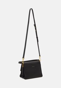 Borsa a tracolla nera in pelle con una forma strutturata, tracolla regolabile, dettagli in metallo dorato e una texture liscia.