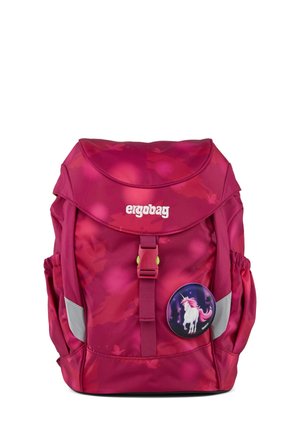 Rosa Ergobag-Rucksack mit Blumenmuster, Frontverschluss, Seitentaschen, reflektierenden Streifen und einem Anstecker mit Einhorn-Motiv.