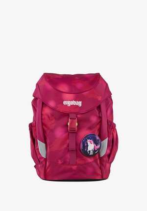 Rosa Ergobag-Rucksack mit Blumenmuster, Frontverschluss, Seitentaschen, reflektierenden Streifen und einem Anstecker mit Einhorn-Motiv.