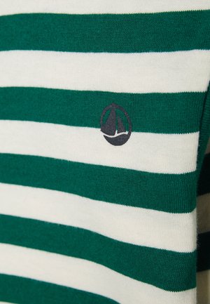 Tissu à rayures horizontales vertes et blanches avec un petit logo de voilier gris foncé centré sur une bande blanche.