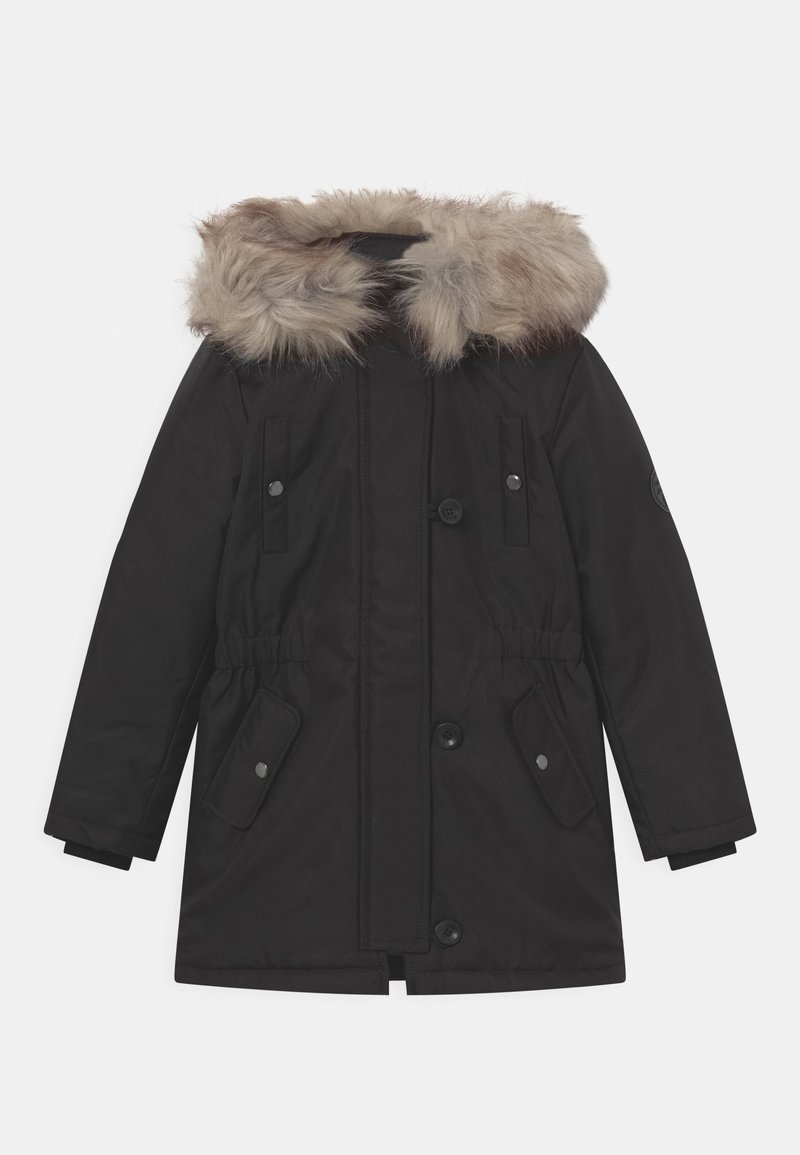 Parka noire avec boutons à bascule et pressions, deux poches à rabat, et une grande capuche beige bordée de fausse fourrure.