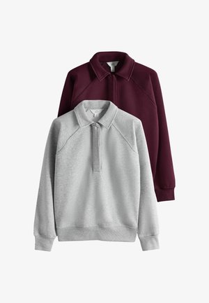 Dwie bluzy z kołnierzem, jedna jasnoszara z przodu i jedna ciemny bordo z tyłu, obie z długim rękawem i minimalnymi detalami szwów.