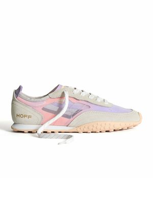 Zapatillas que combinan malla y gamuza en tonos gris claro, rosa y lavanda, con una suela de goma texturizada rosa y cordones blancos.