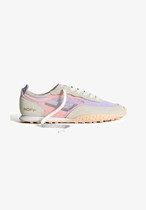 Zapatillas que combinan malla y gamuza en tonos gris claro, rosa y lavanda, con una suela de goma texturizada rosa y cordones blancos.