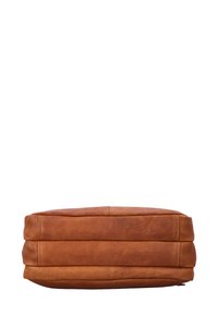 Pruun nahast kott, millel on ristkülikuline, lamedat disain. Omab nähtavat õmblust ja sujuvat tekstuuri. Kompaktne ja struktureeritud kuju.