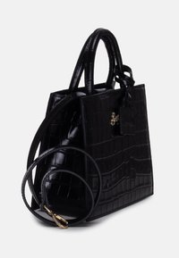 Borsa a mano in eco-pelle nera effetto coccodrillo con doppio manico, tracolla rimovibile, dettagli in oro e design rettangolare strutturato.