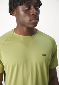 ICANIWILL STRIDE RAGLAN - Spordi T-särk - light olive