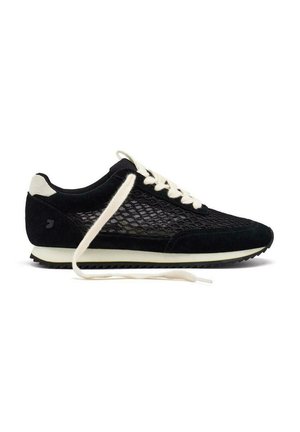 Baskets noires avec une tige en maille, des accents en daim et des lacets crème. La semelle est blanche avec un fond noir texturé pour une meilleure adhérence.