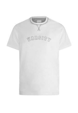 Maglietta bianca a girocollo con dettagli di cuciture grigie e la parola "VARSITY" stampata in grigio, ad arco sul petto.