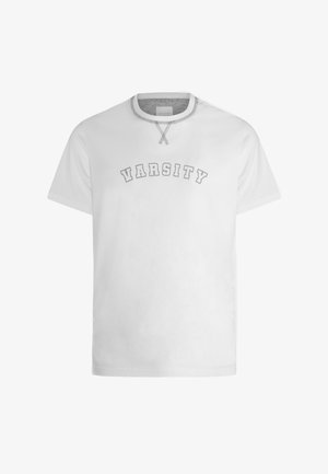 Maglietta bianca a girocollo con dettagli di cuciture grigie e la parola "VARSITY" stampata in grigio, ad arco sul petto.