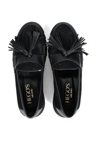 Czarne buty w stylu mokasynów, wykonane z gładkiej i teksturowanej skóry, z frędzlami i płaską podeszwą zdobioną subtelnym złotym logo wewnątrz.