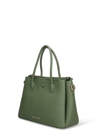 Borsa a mano in pelle verde testurizzata con due manici, accenti dorati e un design strutturato, con chiusura a zip e logo sul davanti.