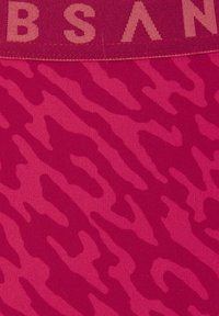 Roosa mustriga kangas, millel on peen abstraktne disain ja tekstuuriline välimus. Vöökoht on ühtlane roosa, millel on kontrastse kirjatüübiga kiri.