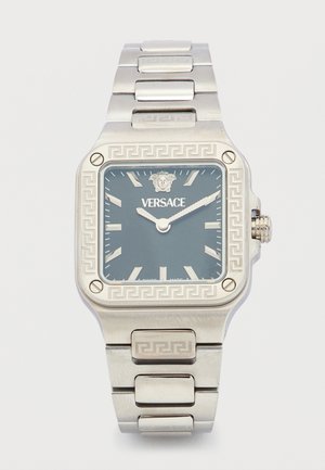 Orologio da polso Versace quadrato in argento con quadrante nero, indicatori delle ore argentati e logo Versace, dotato di cinturino e lunetta in metallo con motivo decorativo.