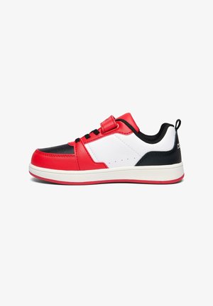 Sneaker basso in rosso, bianco e nero con lacci anteriori, cinturino rosso e suola bianca con suola esterna rossa, visto di lato su sfondo bianco.