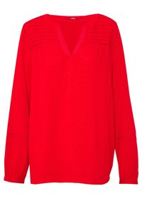 Blouse rouge à manches longues avec un décolleté en V, des plis texturés le long des épaules et de délicates accents de couture. Tissu léger.