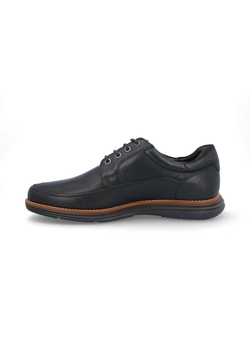 Zapato de cuero negro con puntera redondeada, seis ojales, detalles de costura y una suela de goma marrón en contraste.