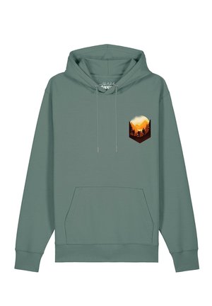 Grüner Hoodie mit Fronttasche und Kordeln, mit einer kleinen orangenen Grafik von Berg und Wald auf der oberen linken Brust.