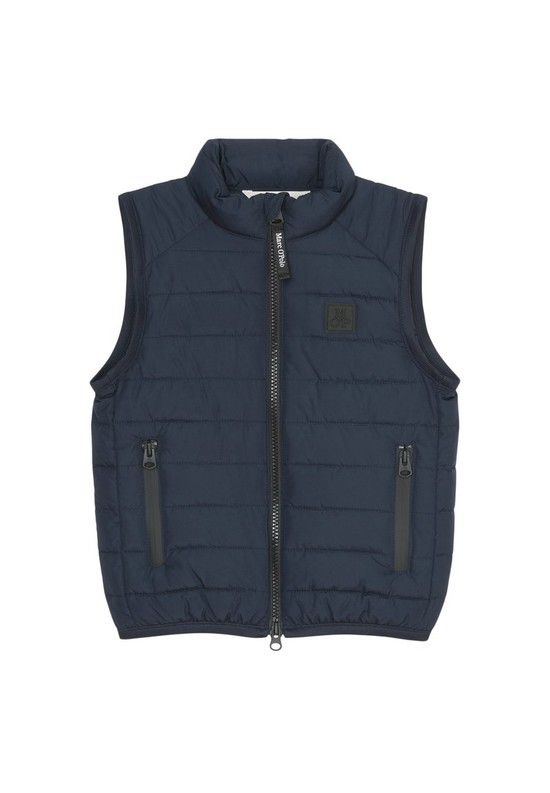 Gilet rembourré bleu marine avec col haut, fermeture éclair frontale, deux poches latérales zippées et un écusson logo sur la poitrine. Tissu texturé avec des coutures.