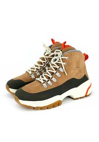 Braune Wildlederwanderschuhe mit schwarzen Akzenten, weißer klobiger Sohle, metallischen Ösen, beigen Schnürsenkeln und roten Fersenlaschen für einfachen Einstieg.