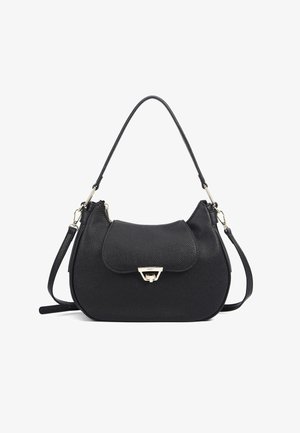 Borsa a mano in pelle nera con forma curvata, superficie texturizzata, chiusura a patta magnetica e hardware color oro. Inclusa tracolla regolabile.