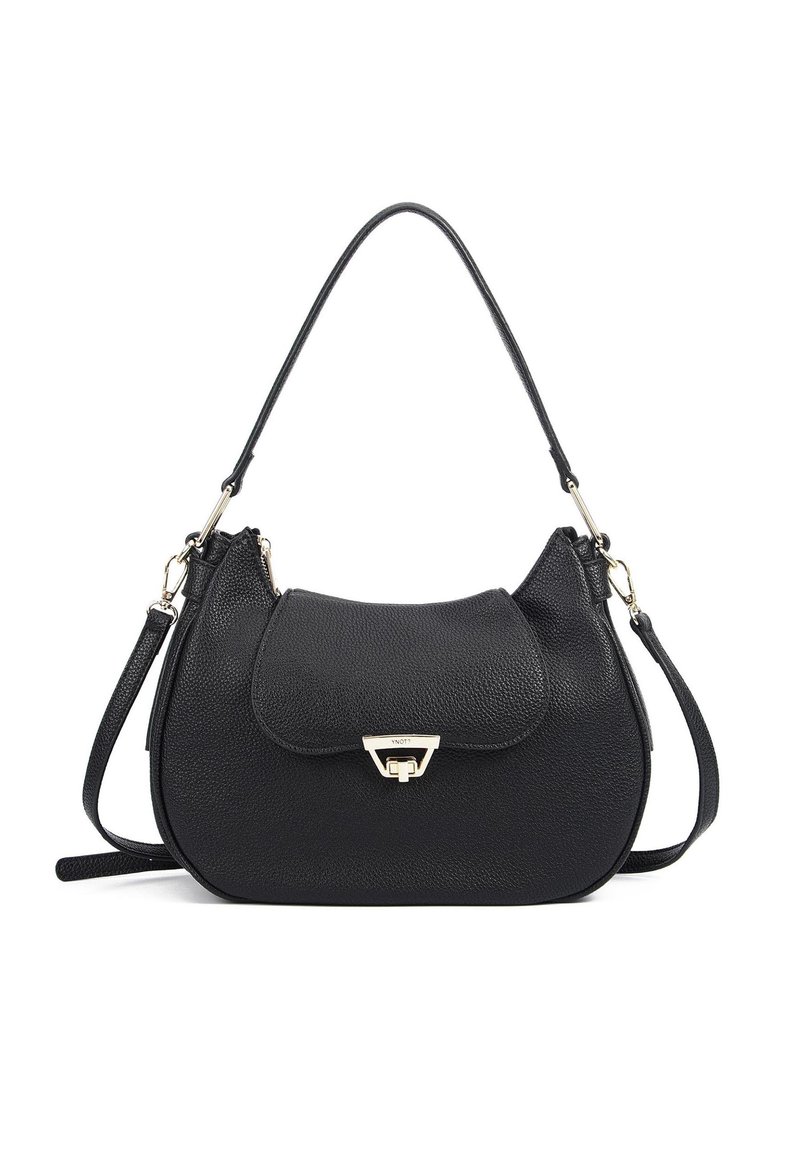 Borsa a mano in pelle nera con forma curvata, superficie texturizzata, chiusura a patta magnetica e hardware color oro. Inclusa tracolla regolabile.