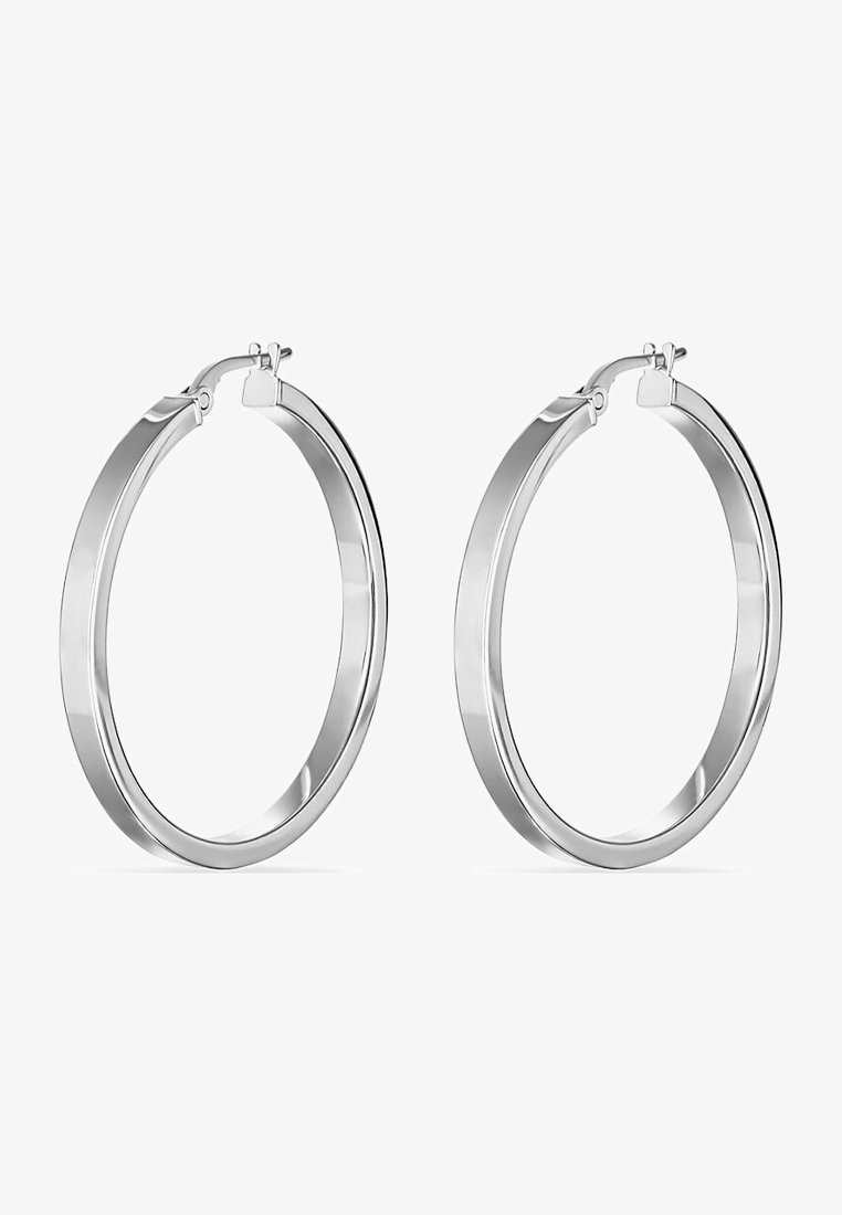 Ohrringe aus poliertem Silbermetall. Sie sind rund, mit einer glatten Oberfläche und einem sicheren Schwenkverschluss.