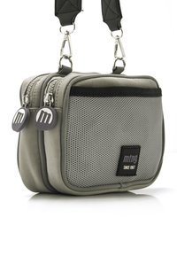 Graue Nylon-Schultertasche mit Netzfront, doppelten Reißverschlussfächern und silbernen Beschlägen. Mit Logo-Patch und abnehmbarem Trageriemen.