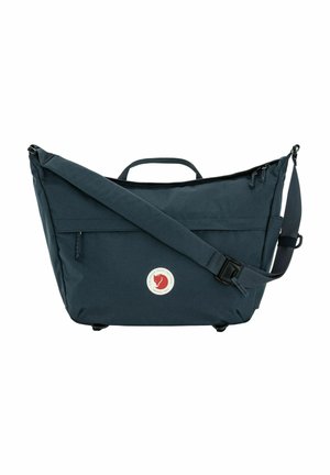 Sac d'épaule Fjällräven bleu foncé avec bandoulière réglable, deux poches zippées, et patch logo renard rouge à l'avant.