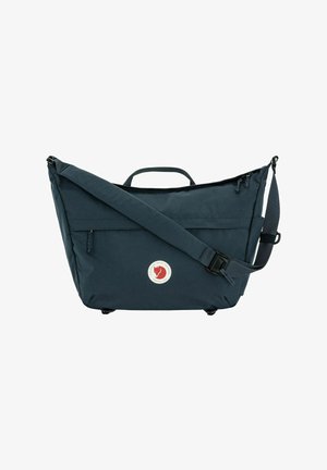 Sac d'épaule Fjällräven bleu foncé avec bandoulière réglable, deux poches zippées, et patch logo renard rouge à l'avant.