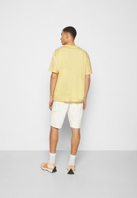 Weekday T-shirt básica - light yellow